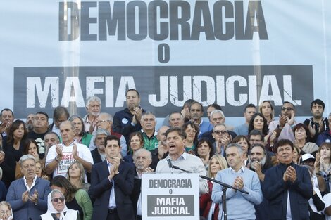 "Vamos a llenar las urnas de votos y vamos a romper la proscripción para que Cristina decida", dijo Axel Kicillof, acompañado en el escenario por funcionarios y dirigentes.