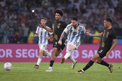 Messi anota el quinto gol frente a Curazao en Santiago del Estero.