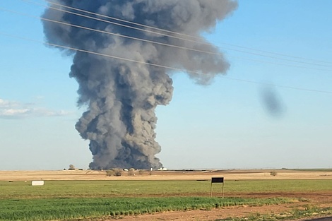 Una foto tomada por la Oficina del Sheriff del Condado de Castro muestra una columna de humo que se eleva desde Southfork Dairy Farms, luego de una explosión y un incendio que mató a unas 18,000 vacas. (Foto: AFP)