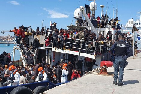 Un barco con 600 migrantes rescatado en la costa de Sicilia