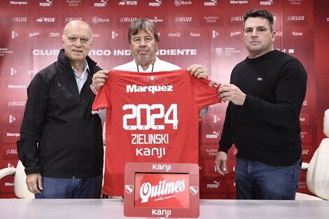 Zielinski, entre el presidente Grindetti y el manager Pablo Cavallero.