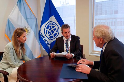 El ministro de Economía, Sergio Massa, junto a su par de Educación, Jaime Perczyk y la directora ejecutiva por Argentina y el Cono Sur en el Grupo Banco Mundial, Cecilia Nahón. (Fuente: NA)