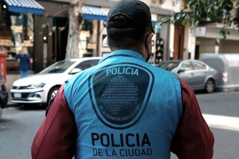 Un oficial de Policía de la Ciudad mató a un hombre que, según dijo, quiso robarle la mochila