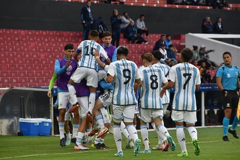 Los chicos festejan ante Venezuela