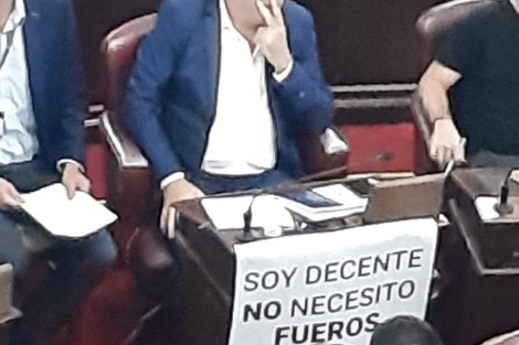 El reclamo del diputado Julierac con discurso y cartel.