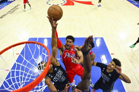 Los Sixers lograron su primer triunfo ante los Nets (Fuente: AFP)