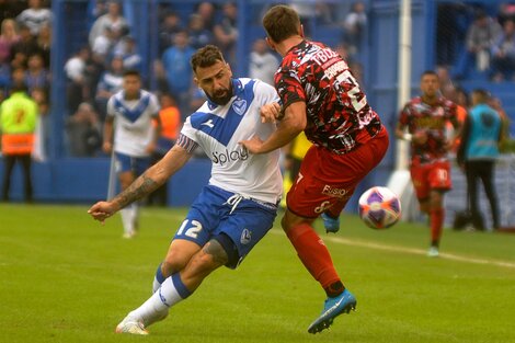 Lucas Pratto lucha con Nicolás Capraro, que se fue expulsado sobre el final (Fuente: Alejandro Leiva)