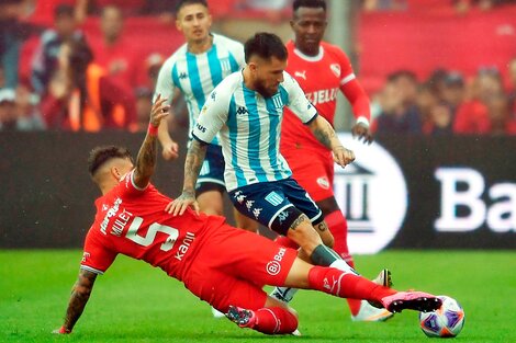 Agustín Mulet y Jonathan Gómez luchan en mitad de cancha ante las miradas de Gabriel Rojas y Mauricio Cuero (Fuente: Télam)