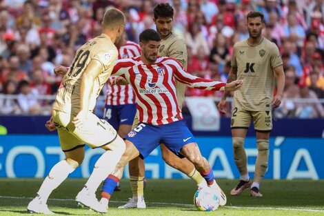 De Paul encara con el dominio de la pelota (Fuente: EFE)