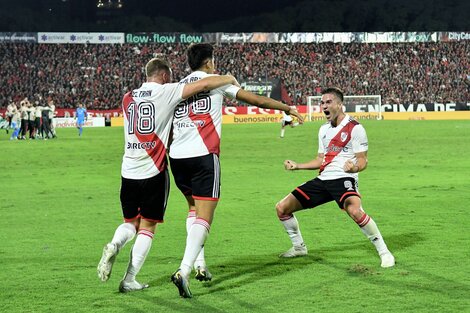 River festejó en Rosario un triunfo agónico que lo alejó de sus perseguidores