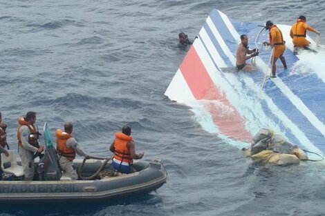 El momento en el que hallaron la cola del Airbus de Air France. (Imagen: AFP)