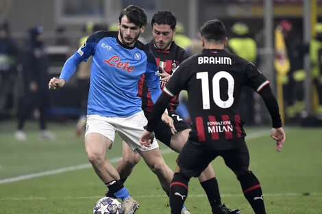 Napoli no pudo con el Milan. El partido se jugó en el estadio Diego Armando Maradona. 