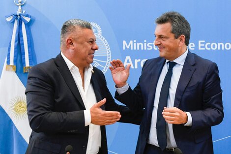 Claudio Tapia y Sergio Massa durante el anuncio de oficialización de la sede.