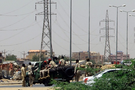 Soldados del Ejército de Sudan bloquean una calle de Jartum.