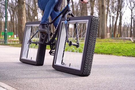 El ingeniero y youtuber ucraniano Sergii Gordieiev inventó una bicicleta con ruedas cuadradas y se hizo viral. Foto: captura de video