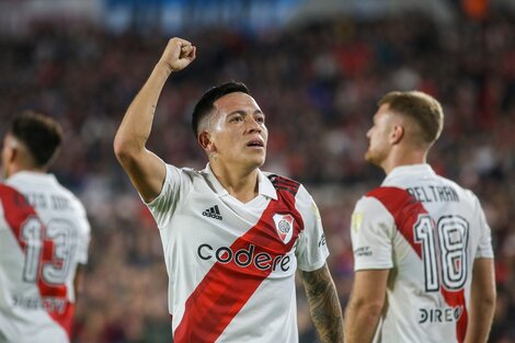 Esequiel Barco festeja uno de los dos goles que convirtió