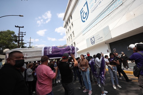 México: protestan llevando el ataúd de una joven asesinada a la puerta de la fiscalía