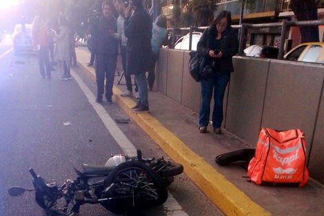 Se metió contramano en el túnel de Libertador y chocó a un motociclista que está grave