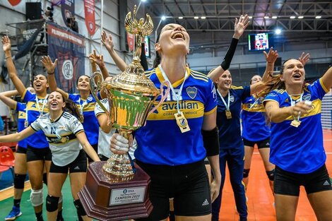 Chu Cossar y sus compañeras con la Copa de la Liga Argentina 2023 (Fuente: Prensa Boca voley)