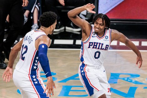 Tobias Harris brilló ante la ausencia de Joel Embiid (Fuente: EFE)