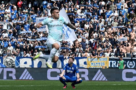 Lautaro Martínez festeja el tercero del Inter: es el segundo goleador de la Serie A con 15 tantos (Fuente: AFP)