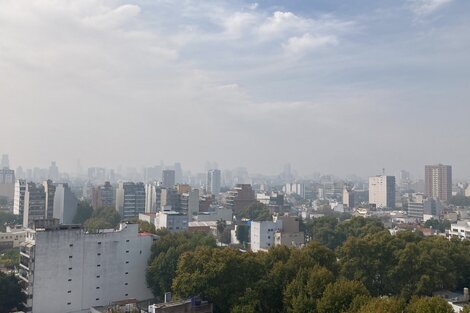 Una nube de humo se posó sobre la ciudad de Buenos Aires este domingo 23 de abril.