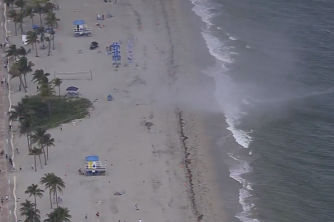 Una tromba marina tocó tierra en las playas de Miami y avanzó al menos 50 metros