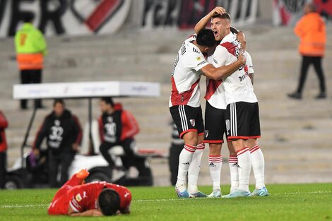 Los jugadores de River abrazan a Barco luego de su gol (Fuente: Télam)