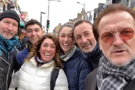 Una familia rosarina se encontró con Bono de U2 pero las imágenes generaron dudas