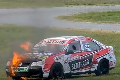 El Bora de Alejandro de Martínez, fuera de pista y con fuego en el frente. (Fuente: Captura de vídeo )