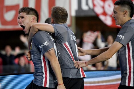 Estudiantes homenajeó a Bilardo y sigue de racha de la mano de Domínguez