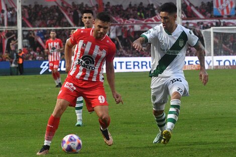 Adrián Martínez intenta ante la marca de Emmanuel Olivera (Fuente: Télam)