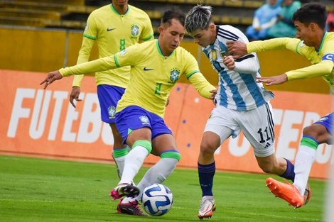 Santiago López (Independiente) encara ante el lateral derecho Vitor Gabriel (Mineiro)