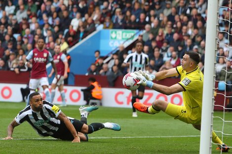 Dibu Martínez está en duda para Aston Villa vs Fulham