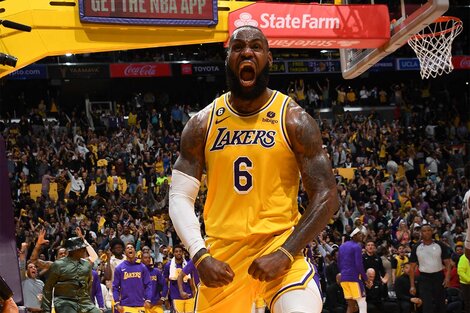 LeBron James festeja con todo un doble y falta en tiempo suplementario (Fuente: AFP)