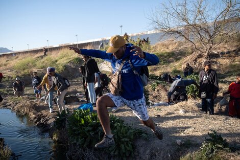 Archivo. Migrantes cruzan uno de los puntos fronterizos entre México y Estados Unidos.