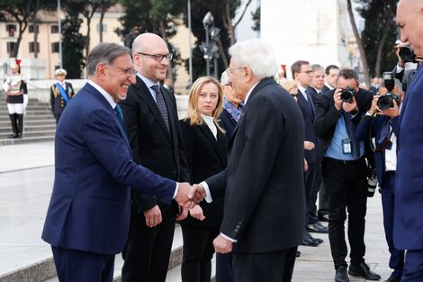 La Russa da la mano a Matarella ante la mirada atenta de Meloni.   (Fuente: EFE)