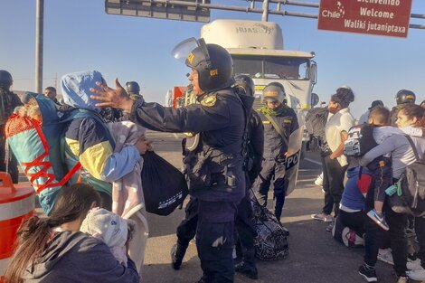 Migrantes en el punto fronterizo cerca de la localidad peruana de Tacna