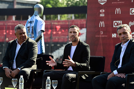 Chiqui Tapia, Maxi Rodríguez y Astore ayer en el Coloso. (Fuente: Sebastián Granata)