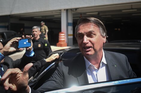 Bolsonaro sale de la sede de la Policía Federal tras dar testimonio en Brasilia. (Fuente: EFE)