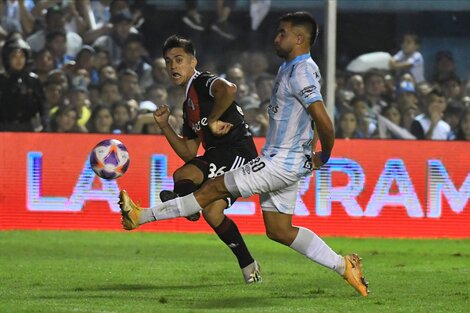 Pablo Solari intenta deshacerse de la marca de Wilson Ibarrola (Twitter: @RiverPlate).