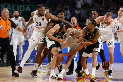 Una batalla campal entre jugadores obligó a suspender un partido de la Euroliga de básquetbol