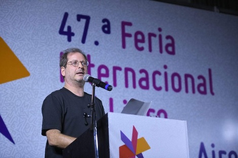 La Feria del Libro está en "un lugar impropio": La Rural "suple bostas y silbidos por libros y mesas redondas"