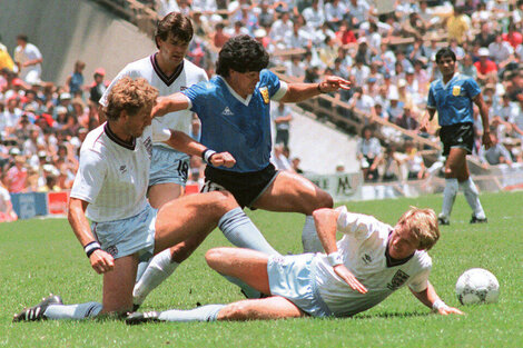 Diego Maradona, en su tarde mágica del Mundial de México 86 contra Inglaterra. (Fuente: NA)