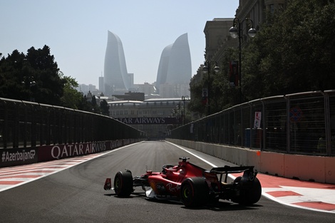 La Ferrari de Leclerc en el callejero de Baku. (Fuente: AFP)