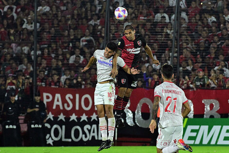 El defensor Velázquez fue de los más ofensivo en Newell´s (Fuente: Sebastián Granata)