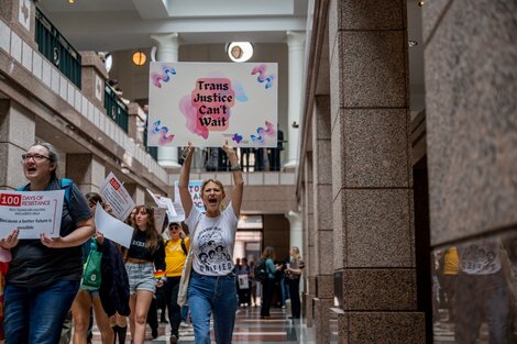 "La justicia trans no puede esperar", reza la pancarta de una manifestante en Estados Unidos (Foto: AFP).