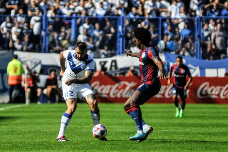 Pratto y Carlos Sánchez luchan por una pelota en un duelo friccionado (Fuente: Julio Martín Mancini)