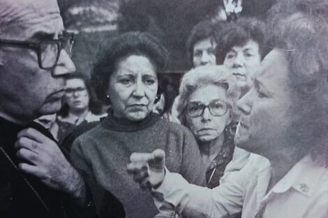 1981. El obispo Vicente Zazpe es interpelado por Nora Cortiñas para un pedido de audiencia.  (Fuente: Pablo Lasansky)