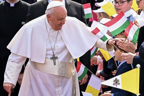 El Papa saluda a sus fieles en Hungría. (Fuente: AFP)